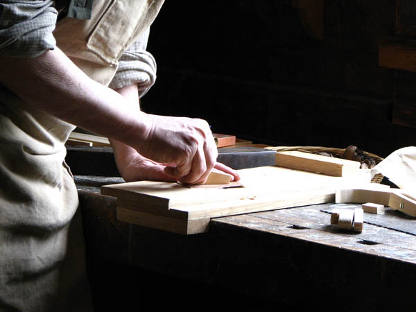Nacemos de la influencia y formación  heredada en el sector de la <strong>carpintería de madera y ebanistería  en Fresnedoso de Ibor.</strong>
